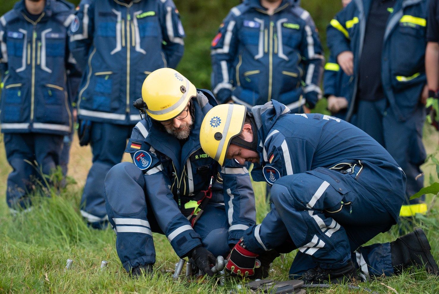 Helfer bei der praktischen Ausbildung im Gelände